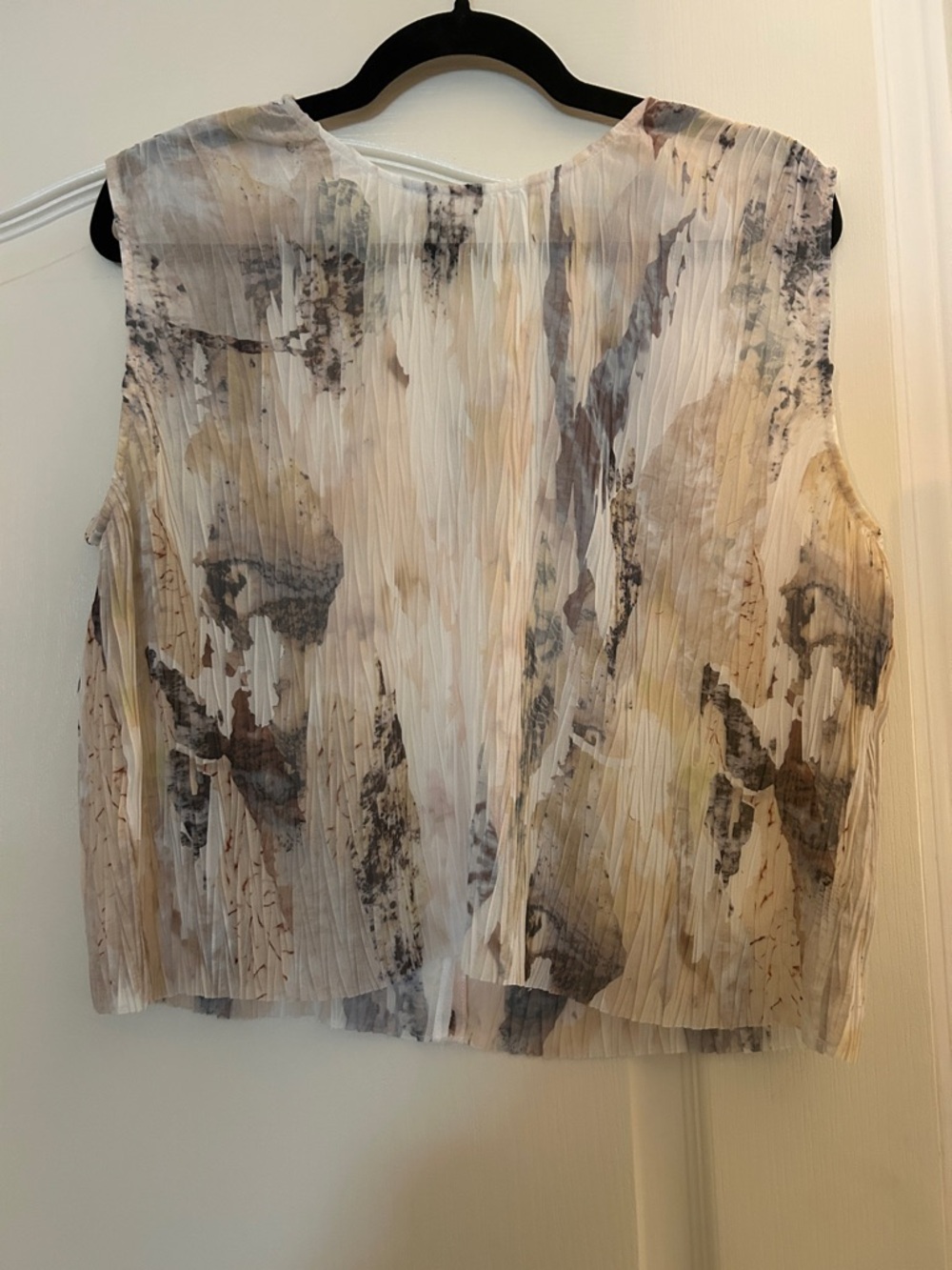 Sleeveless Pleated Semi-Sheer Print Top - Neutral